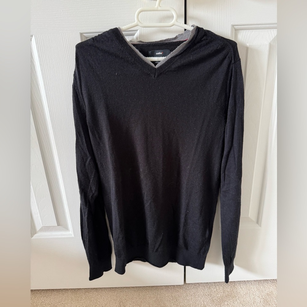 Black and grey V-neck men's sweater #casualwear
Celio brand, bought in France
